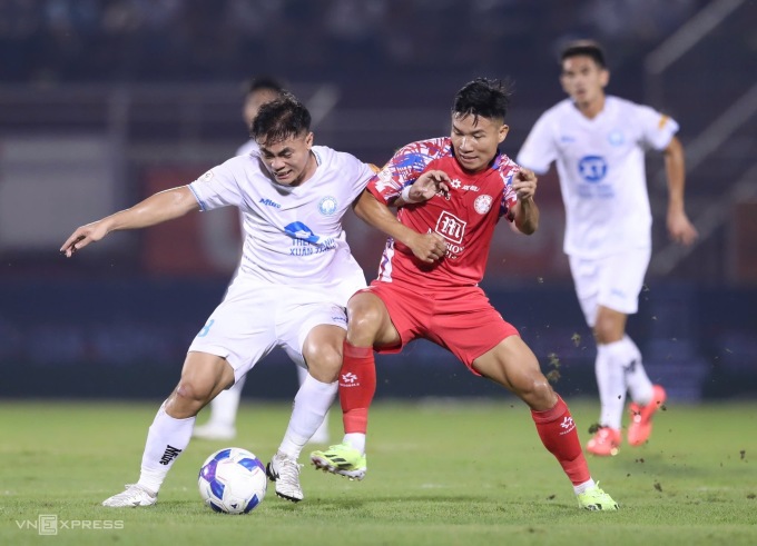 Lý Công Hoàng Anh (trái) kiến tạo cả ba bàn giúp Nam Định thắng CLB TP HCM 3-0 ở vòng bảy V-League 2024-2025. Ảnh: Lâm Thỏa