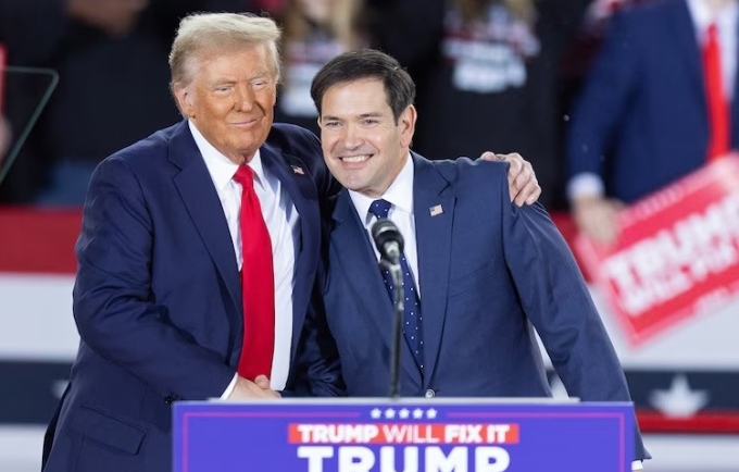 Ông Donald Trump (trái) và thượng nghị sĩ Marco Rubio tại cuộc vận động tranh cử ở Raleigh, bang Bắc Carolina ngày 4/11. Ảnh: AFP