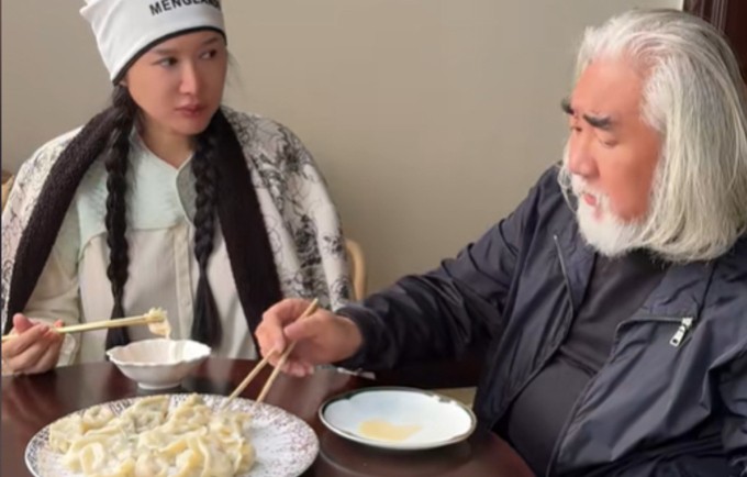 Trương Kỷ Trung làm sủi cảo mang vào viện cho vợ. Ảnh: Douyin