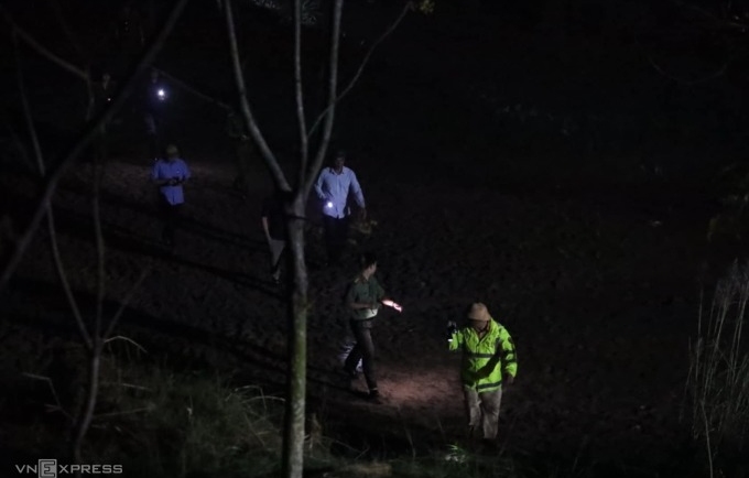 Lực lượng chức năng vẫn tiếp tục tìm kiếm học sinh mất tích trong đêm. Ảnh: Việt An