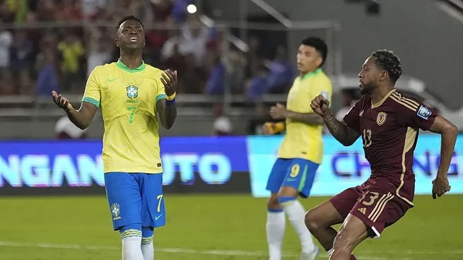 Vinicius tiếc nuối vì sút hỏng phạt đền trong trận Venezuela 1-1 Brazil sáng 15/11. Ảnh: AP