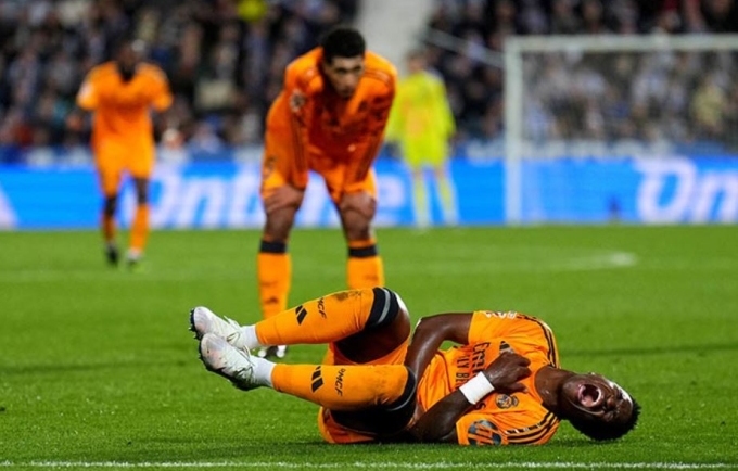 Vinicius nằm sân trong trận Real thắng Leganes 3-0 ở vòng 14 La Liga ngày 24/11. Ảnh: AS