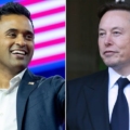 Doanh nhân Vivek Ramaswamy (trái) và tỷ phú Elon Musk. Ảnh: AP