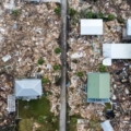 Mảnh vỡ bao quanh những ngôi còn nguyên vẹn sau khi bão Helena tràn vào bãi biển Horseshoe, Florida. Ảnh: AFP