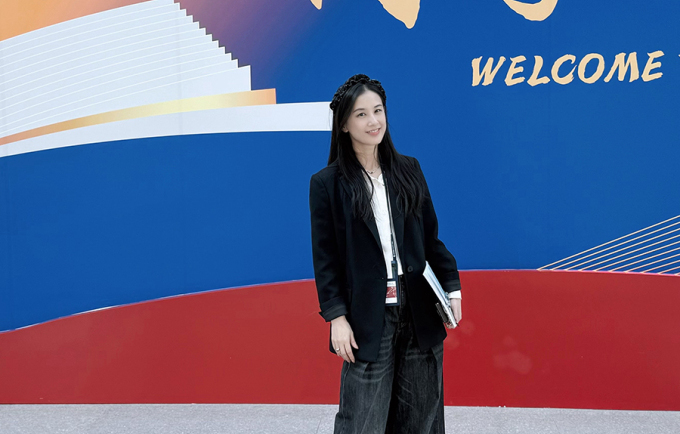 Huỳnh Thánh Y ở lễ khai giảng hôm 3/11. Ảnh: Weibo/Huang Shengyi