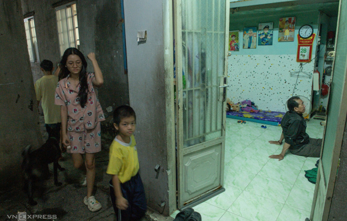 Người lao động ở khu trọ của bà Trang trên đường Phạm Văn Chiêu, Gò Vấp. Ảnh: Thanh Tùng