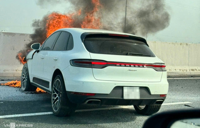 Ôtô Porsche cháy rụi sau va chạm trên cao tốc Hà Nội - Hải Phòng. Ảnh: Lê Tân