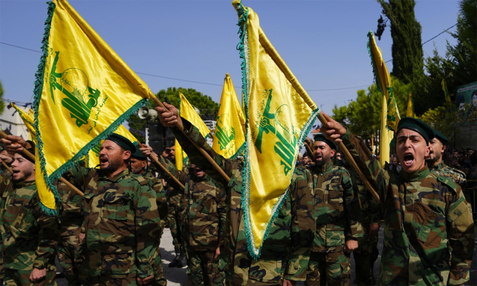 Thành viên Hezbollah tại làng Majadel, miền nam Lebanon tháng 10/2023. Ảnh: AP