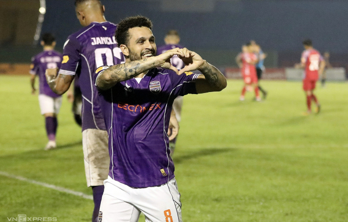 Wellington Nem mừng bàn thắng giúp Bình Dương thắng TP HCM 3-0 vòng 4 V-League 2024-2025, tối 4/10. Ảnh:Đức Đồng