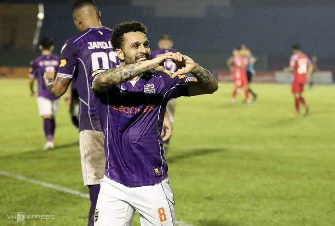 Wellington Nem mừng bàn thắng giúp Bình Dương thắng TP HCM 3-0 vòng 4 V-League 2024-2025, tối 4/10. Ảnh:Đức Đồng