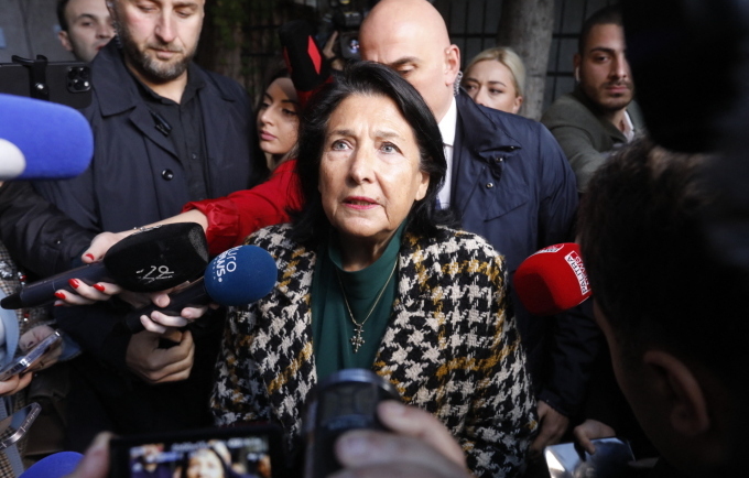 Tổng thống Gruzia Salome Zurabishvili trả lời báo chí tại thủ đô Tbilisi hồi tháng 10. Ảnh: AFP