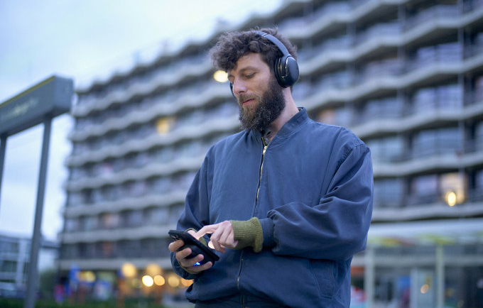 Một người đàn ông dùng smartphone ở Bỉ, tháng 11. Ảnh: AFP