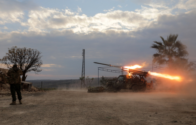 Phiến quân khai hỏa từ ngoại ô thành phố Hama vào vị trí quân đội Syria ngày 4/12. Ảnh: AFP