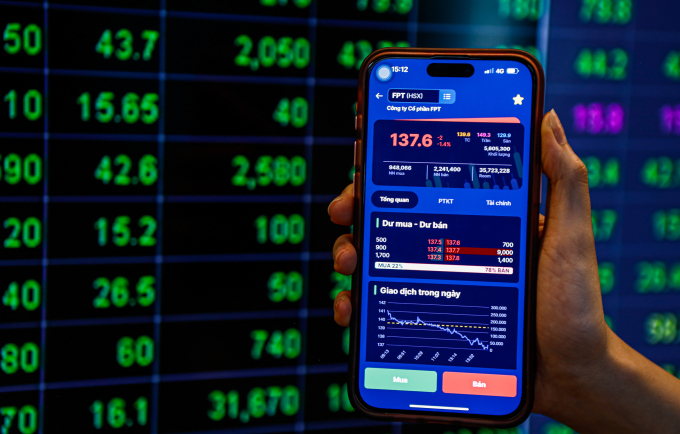 Nhà đầu tư đang theo dõi cổ phiếu FPT trong một phiên giảm hồi tháng 10/2024. Ảnh: An Khương