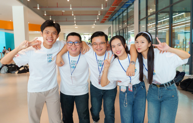 Từ trái qua: diễn viên Hùng Anh - vai Quý Ròm, Nhật Linh - vai Tiểu Long, vợ chồng đạo diễn Võ Thanh Hòa, Phương Duyên - vai Hạnh. Ảnh: Nam Nguyễn