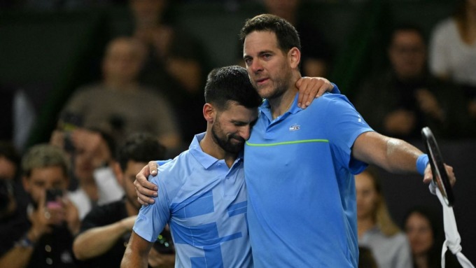 Djokovic ôm chia tay Del Potro, ở Buenos Aires, Argentina hôm 1/12. Ảnh: Reuters