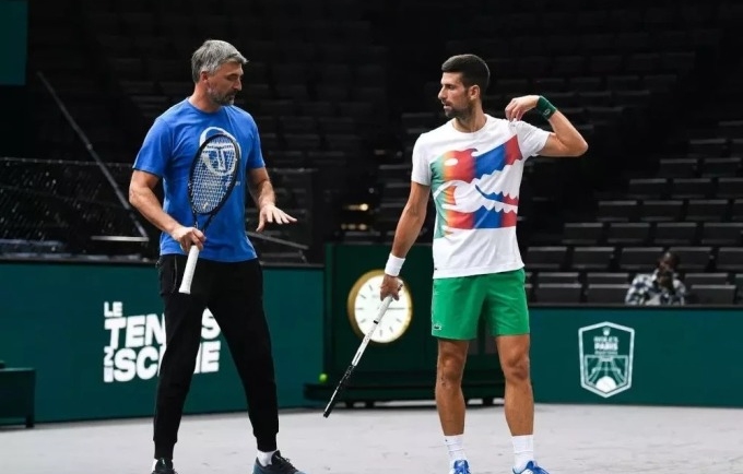 Djokovic (phải) và Ivanisevic tại Paris Masters 2023. Ảnh: Reuters