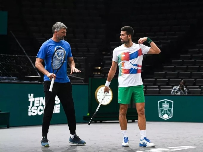 Djokovic (phải) và Ivanisevic tại Paris Masters 2023. Ảnh: Reuters