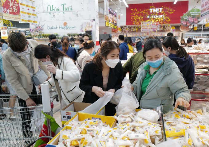 Người dân mua sắm bánh kẹo dịp Tết Nguyên đán 2023 tại Hà Nội. Ảnh: Ngọc Thành