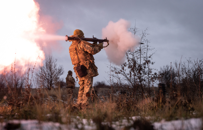 Lực lượng Ukraine khai hỏa về phía vị trí quân Nga gần Chasov Yar, vùng Donetsk ngày 18/11. Ảnh: AP