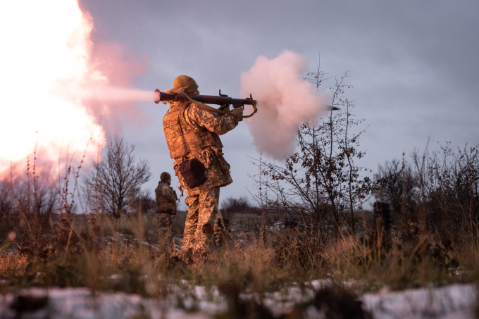 Lực lượng Ukraine khai hỏa về phía vị trí quân Nga gần Chasov Yar, vùng Donetsk ngày 18/11. Ảnh: AP