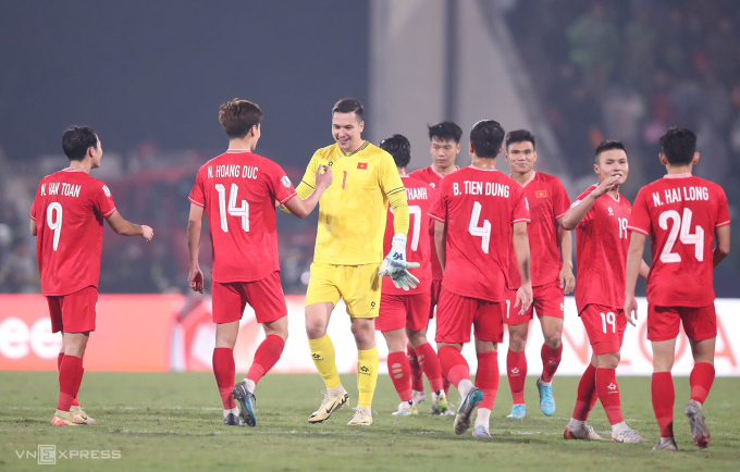 Nguyễn Filip (áo vàng) mừng chiến thắng cùng các đồng đội, sau khi Việt Nam hạ Indonesia 1-0 ở vòng bảng ASEAN Cup 2024. Ảnh: Lâm Thỏa