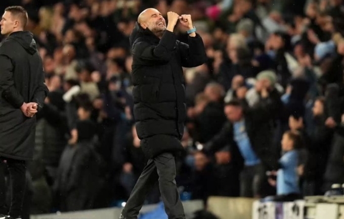 Guardiola mừng bàn trong trận Man City 3-0 Nottingham tối 4/12. Ảnh: PA