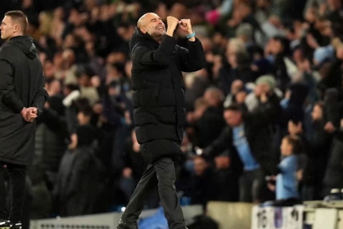 Guardiola mừng bàn trong trận Man City 3-0 Nottingham tối 4/12. Ảnh: PA