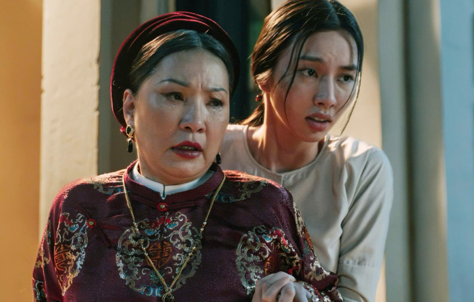 Diễn viên Hồng Đào - vai bà Bích, và Thùy Tiên - vai Phượng. Ảnh: Thanh Huyền