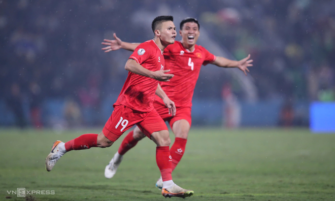 Quang Hải (số 19) mừng bàn trong trận Việt Nam hạ Indonesia 1-0 tại bảng B, ASEAN Cup trên sân Việt Trì, tỉnh Phú Thọ tối 15/12/2024. Ảnh: Lâm Thỏa