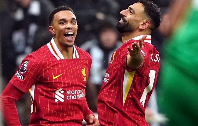 Alexanderp-Arnold và Salah mừng bàn trong trận Newcastle 3-3 Liverpool tối 4/12. Ảnh: PA