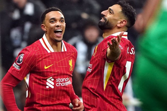 Alexanderp-Arnold và Salah mừng bàn trong trận Newcastle 3-3 Liverpool tối 4/12. Ảnh: PA