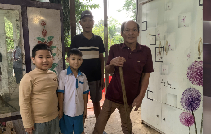 Cháu Trần Lê Đức Tân (bìa trái) cùng bố, ông nội và em trai ở huyện Cam Lê, Quảng Trị, chiều 13/11. Ảnh: Nhân vật cung cấp