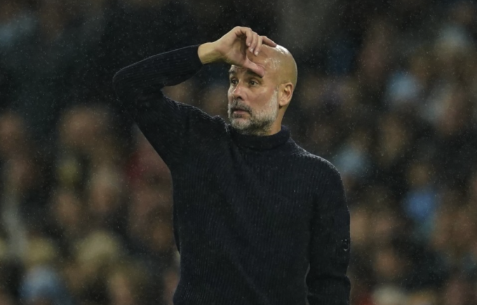 Guardiola chỉ đạo Man City ở trận thua Tottenham 0-4 hôm 24/11. Ảnh: AP