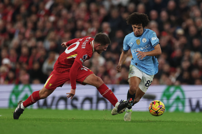 Rico Lewis trong một pha tranh chấp với Alexis MacAllister ở trận Man City thua Liverpool 0-2 tối 1/12. Ảnh: Reuters