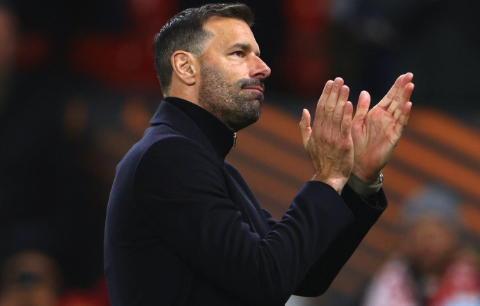 Van Nistelrooy vỗ tay, cảm ơn CĐV trong một trận dẫn dắt Man Utd. Ảnh: Reuters