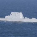 Tàu khu trục USS Zumwalt đi qua Thái Bình Dương hôm 13/4. Ảnh: Reuters