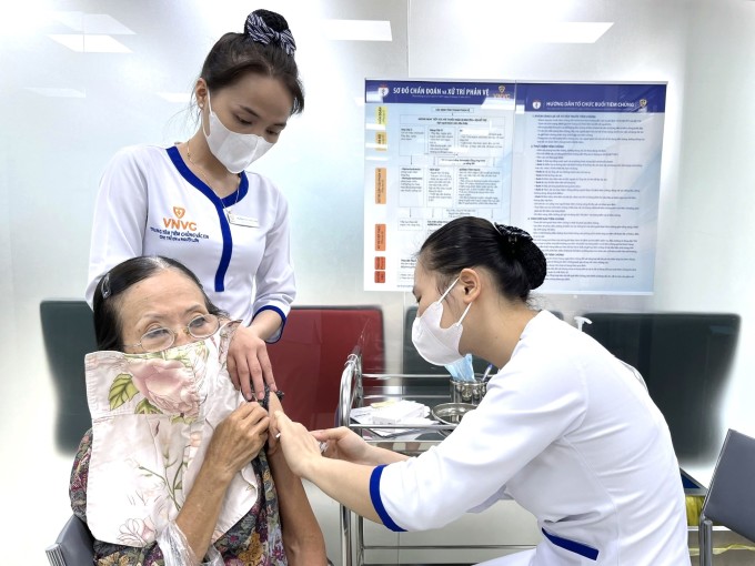 Một người lớn tiêm vaccine sốt xuất huyết tại VNVC. Ảnh: Diệu Thuần