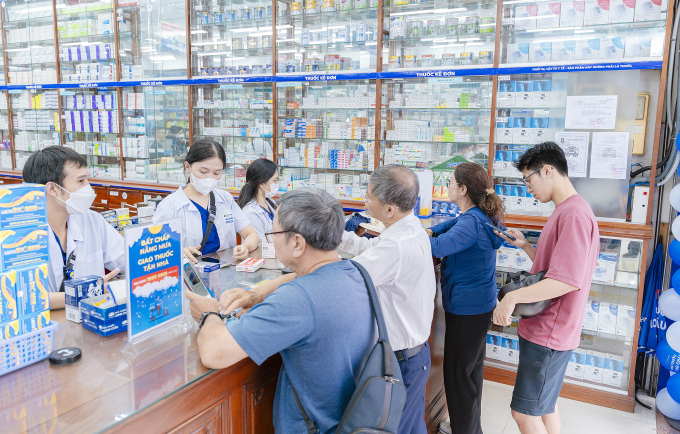 Khách hàng tại nhà thuốc FPT Long Châu. Ảnh: FPT Long Châu