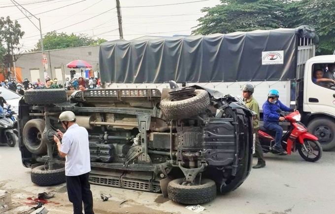 Hiện trường Nguyễn Văn Thanh tông ôtô vào thiếu tá CSGT và người dân. Ảnh:Nguyễn Suốt